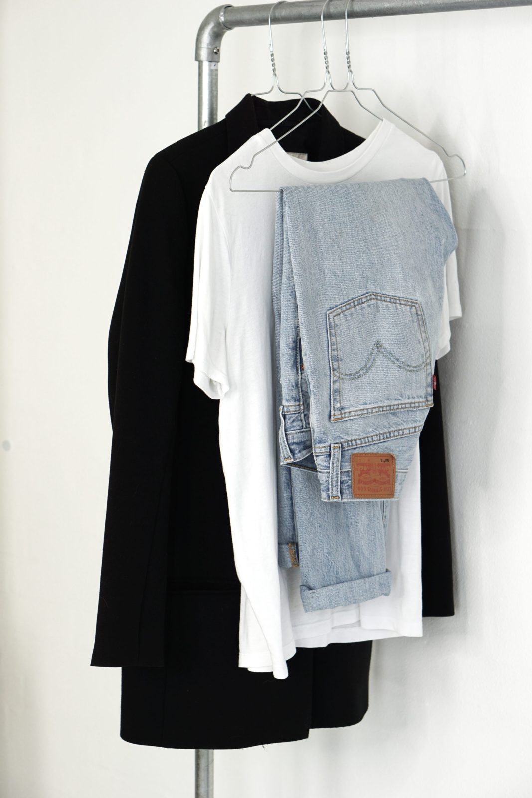 Capsule wardrobe: pros & cons