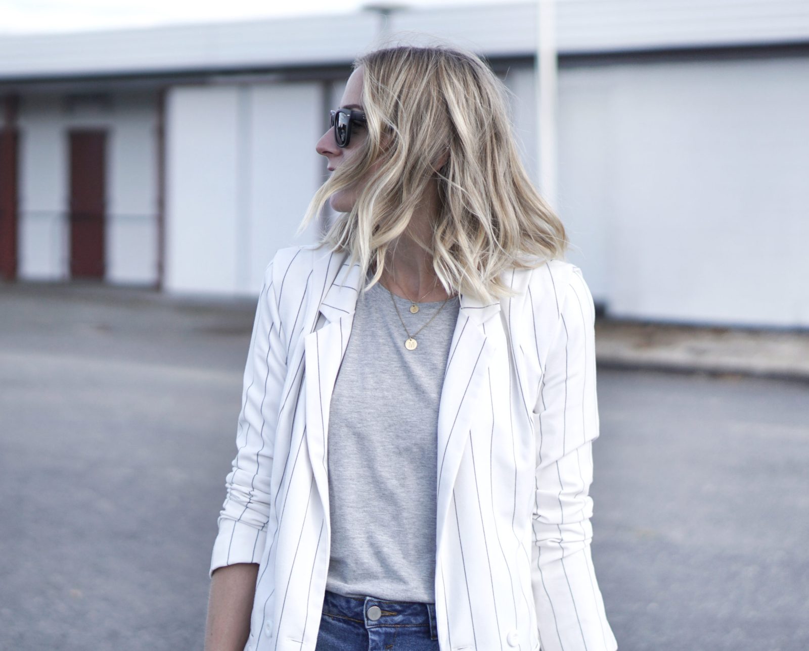 Style: white blazer & ripped jeans.