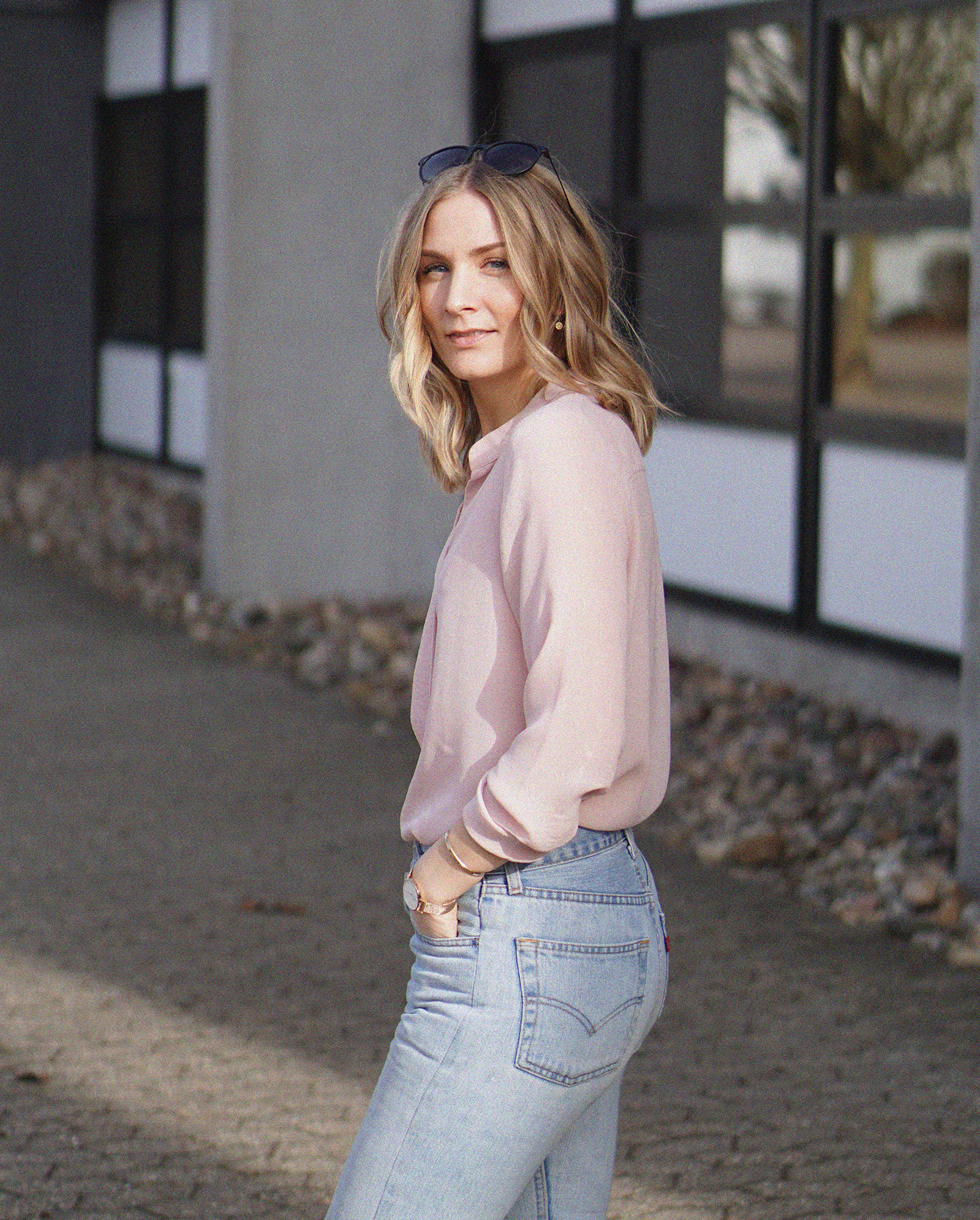 Style: blush shirt and blue jeans.